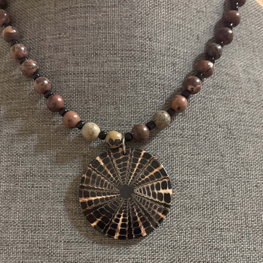 Faux acrylic slice shell round pendant stone beaded necklace
